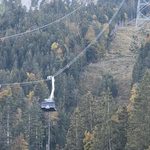 Seilbahn in der Tiroler Bergwelt nahe Ehrwald mit herbstlich gefärbten Hängen.