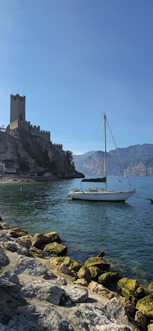 Blick auf die Burg von Malcesine und den Gardasee bei sonnigem Herbstwetter.