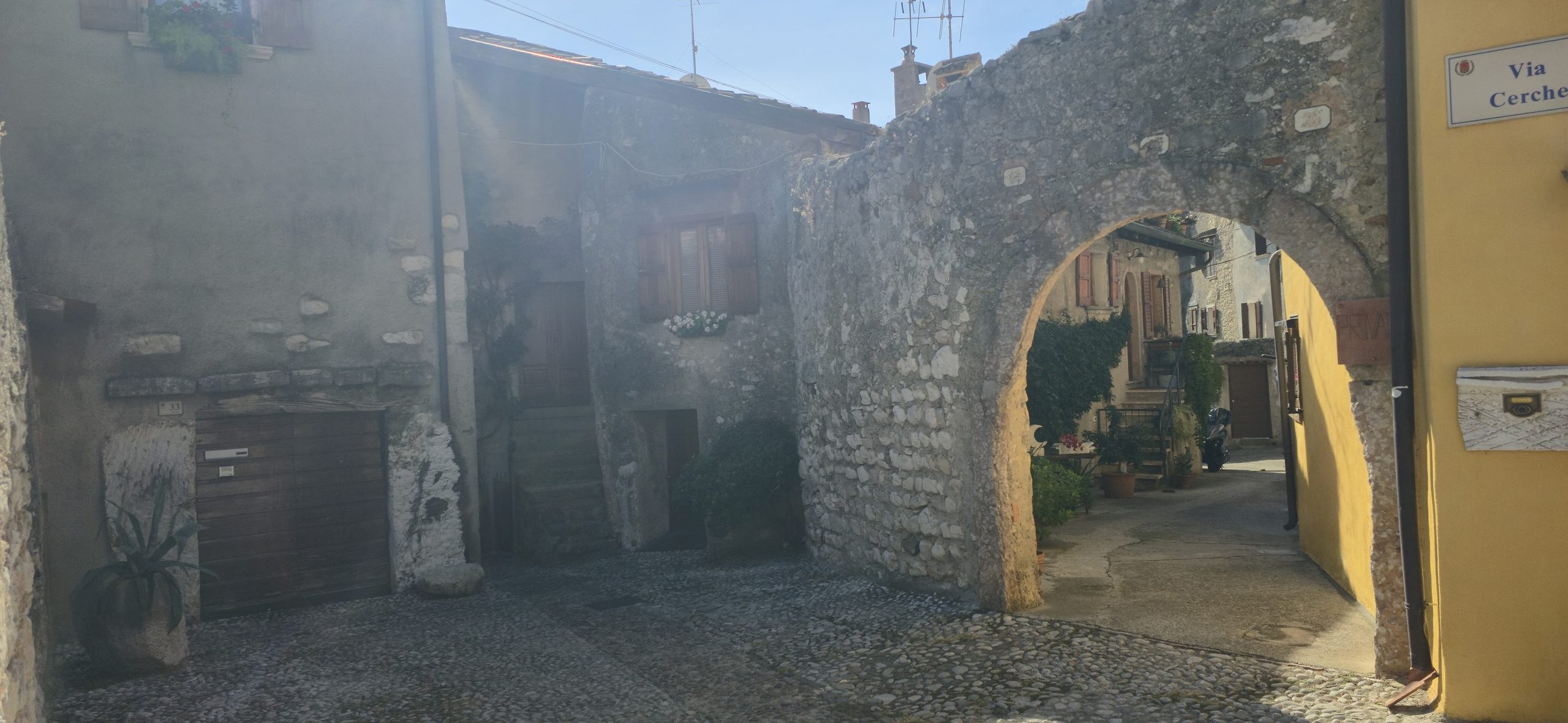 Historische Gebäude und verwinkelte Gassen in der Altstadt von Malcesine am Gardasee.