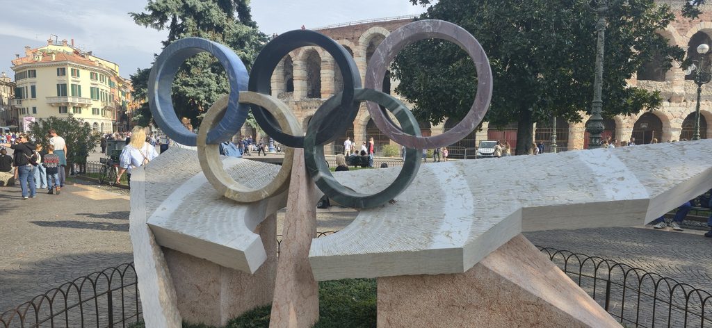 Kunstwerk vor der Arena von Verona mit Blick auf das historische Bauwerk.