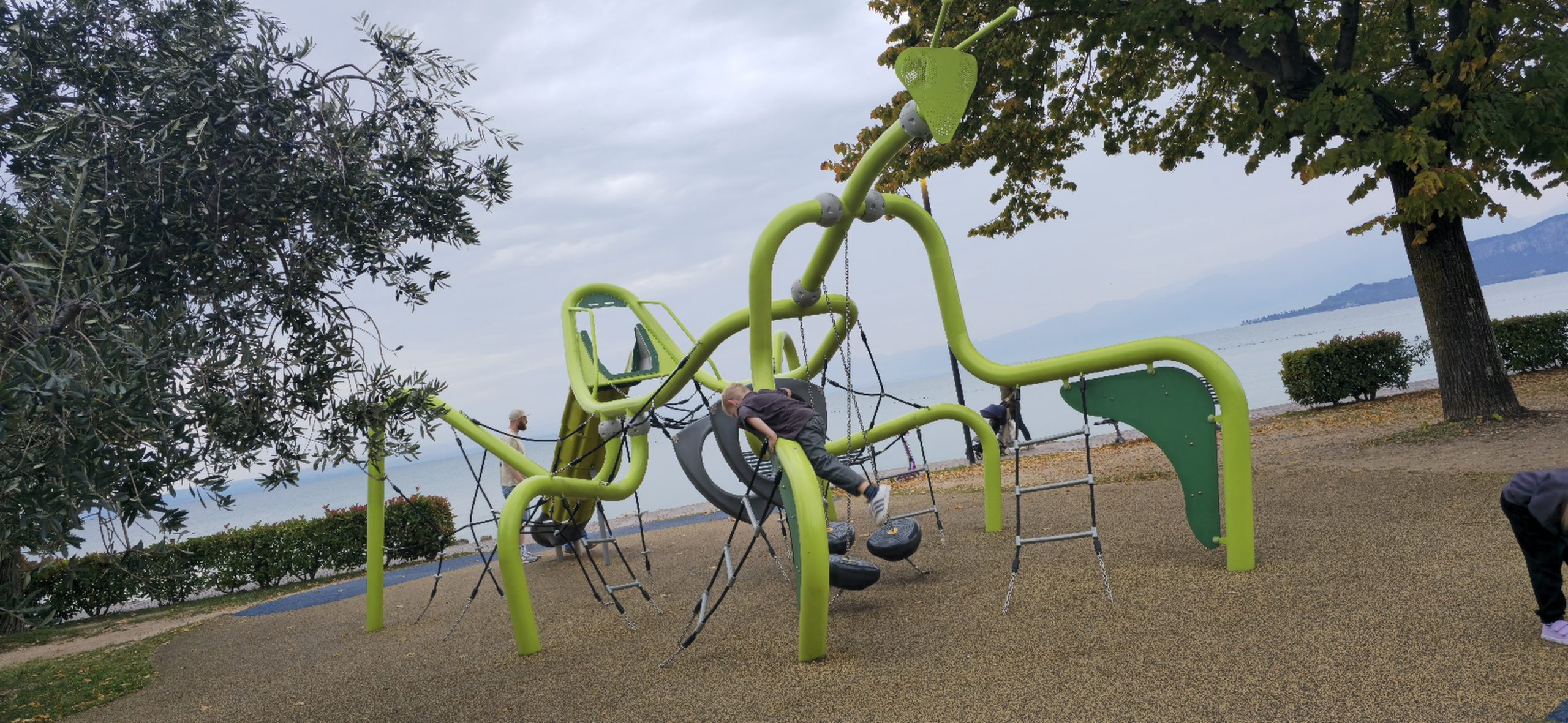 🛝 Spielplatz am Gardasee: Familienauszeit mit Seeblick und Kaffeepause