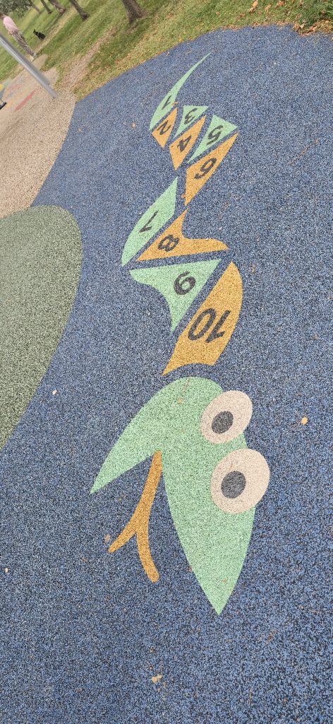 Hüpfspiel mit Zahlen auf dem Spielplatz in Cisano