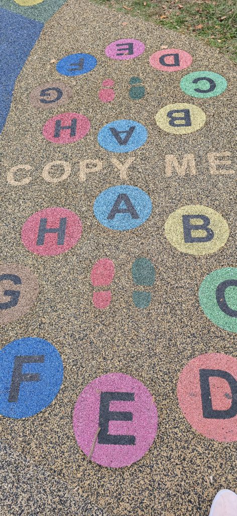 Buchstaben- und Bewegungsspiel auf dem Spielplatz in Cisano