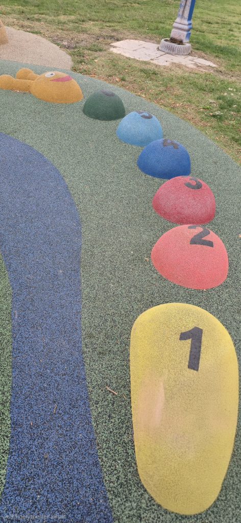 Bunte Balanciersteine mit Zahlen auf dem Spielplatz