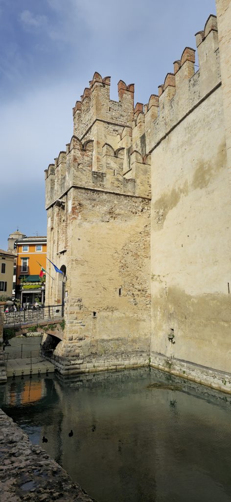 Die historische Scaligerburg in Sirmione mit ihren beeindruckenden Mauern direkt am Wasser.