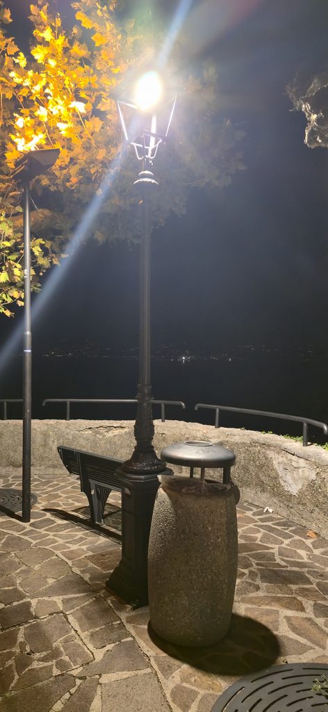 Abendstimmung in Albisano bei Torri del Benaco mit Blick auf den nächtlichen Gardasee.