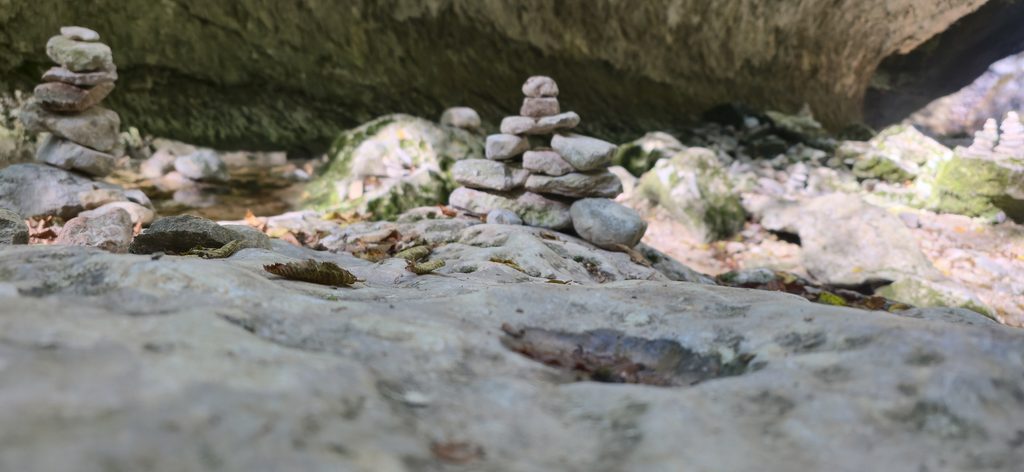 Aufgeschichtete Steine entlang des Wanderwegs in den Cascate di Molina.