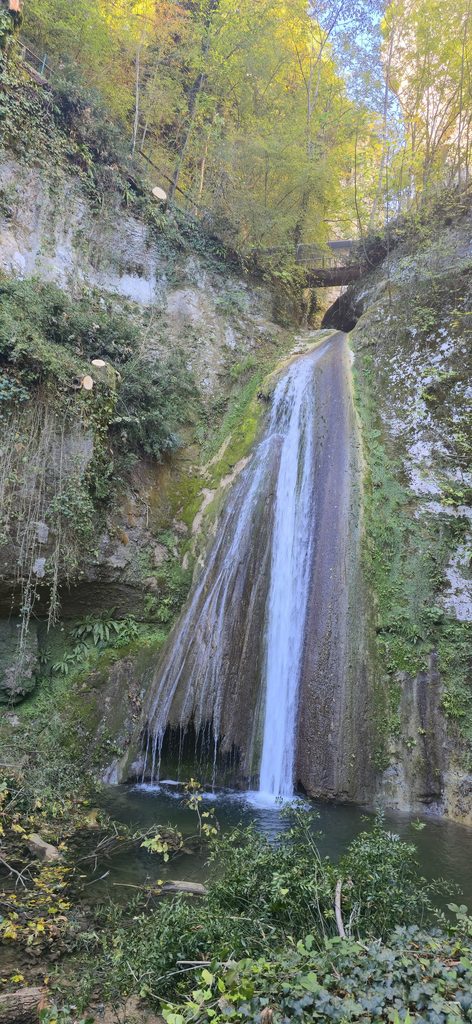 Hoher Wasserfall im Naturpark Cascate di Molina mit herbstlicher Naturkulisse.