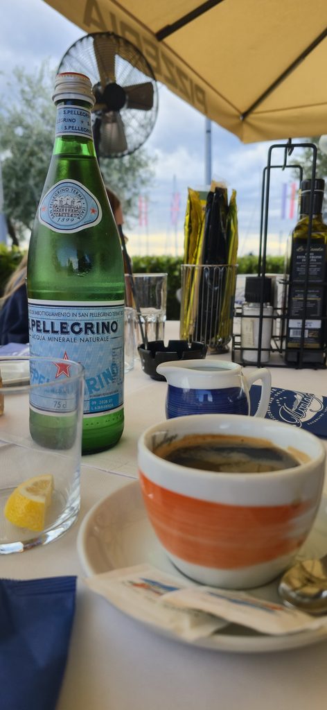 Kaffeepause mit Blick auf den Gardasee während unseres Besuchs am Spielplatz in Cisano bei Bardolino.