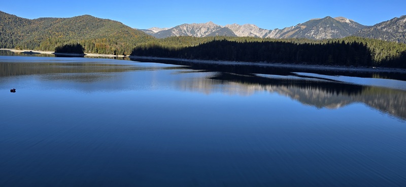 Ruhige Herbststimmung am Eibsee mit Bergen, Wald und kristallklarem See.