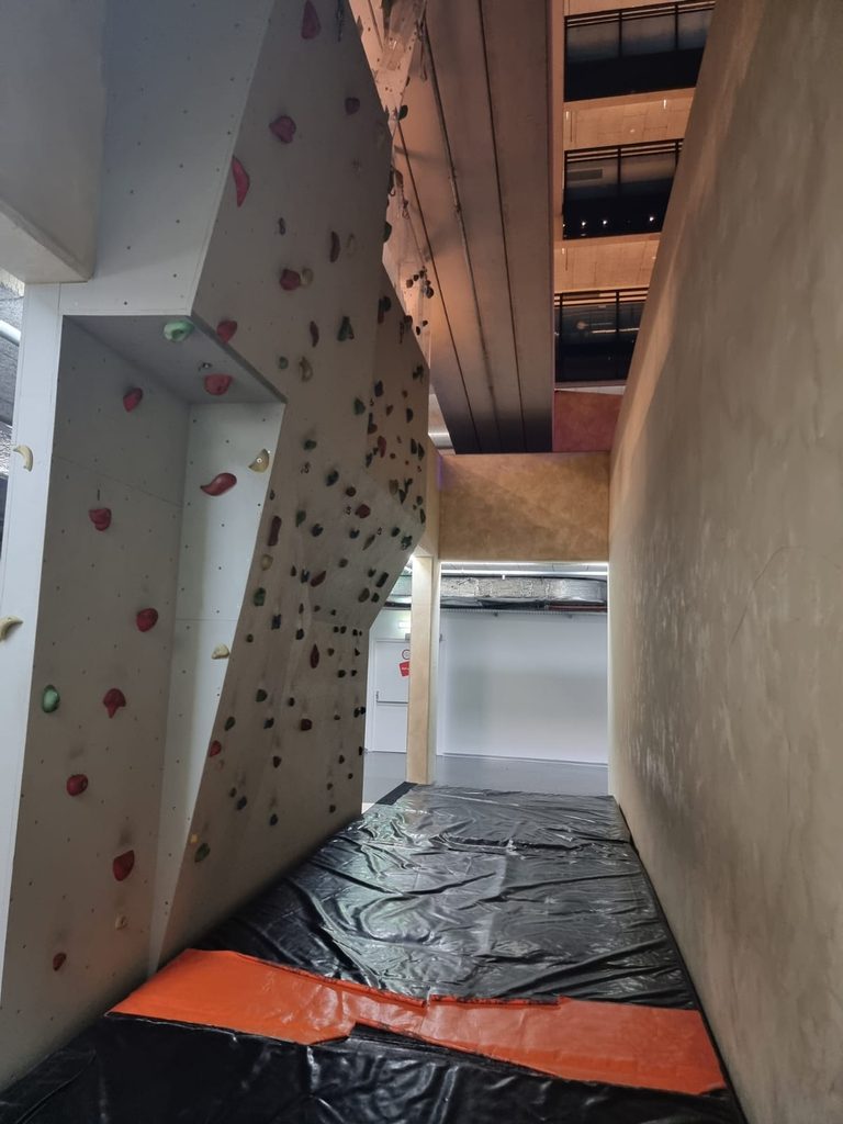 Boulderwand im Entertainment-Bereich des Dormero Hotels in Biberwier.