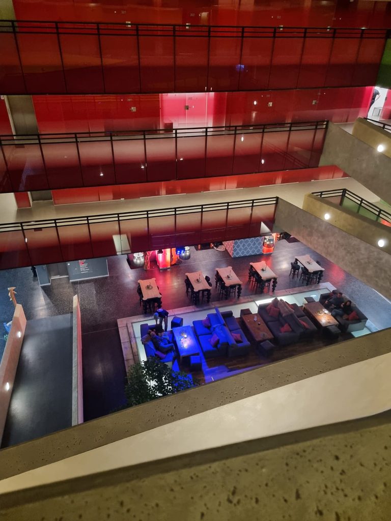 Blick in den Entertainment-Bereich des Dormero Hotels mit Lounge und Freizeitangeboten.